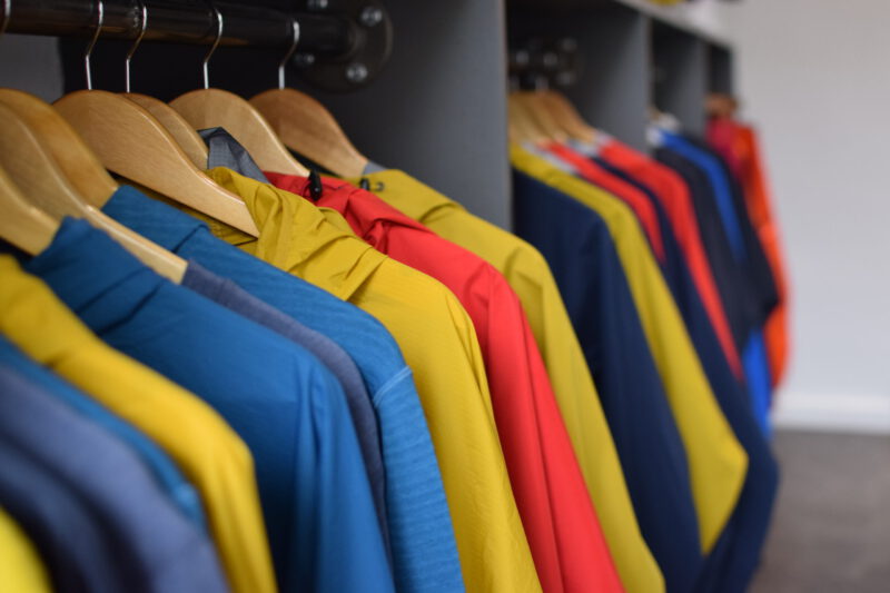 Tiefenansicht der Bekleidungsabteilung mit Jacken und Shirts in verschienden Farben