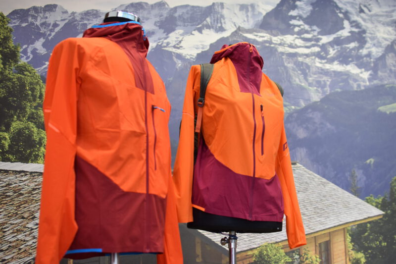 Zwei orangene Jacken vor einem Bergpanorama